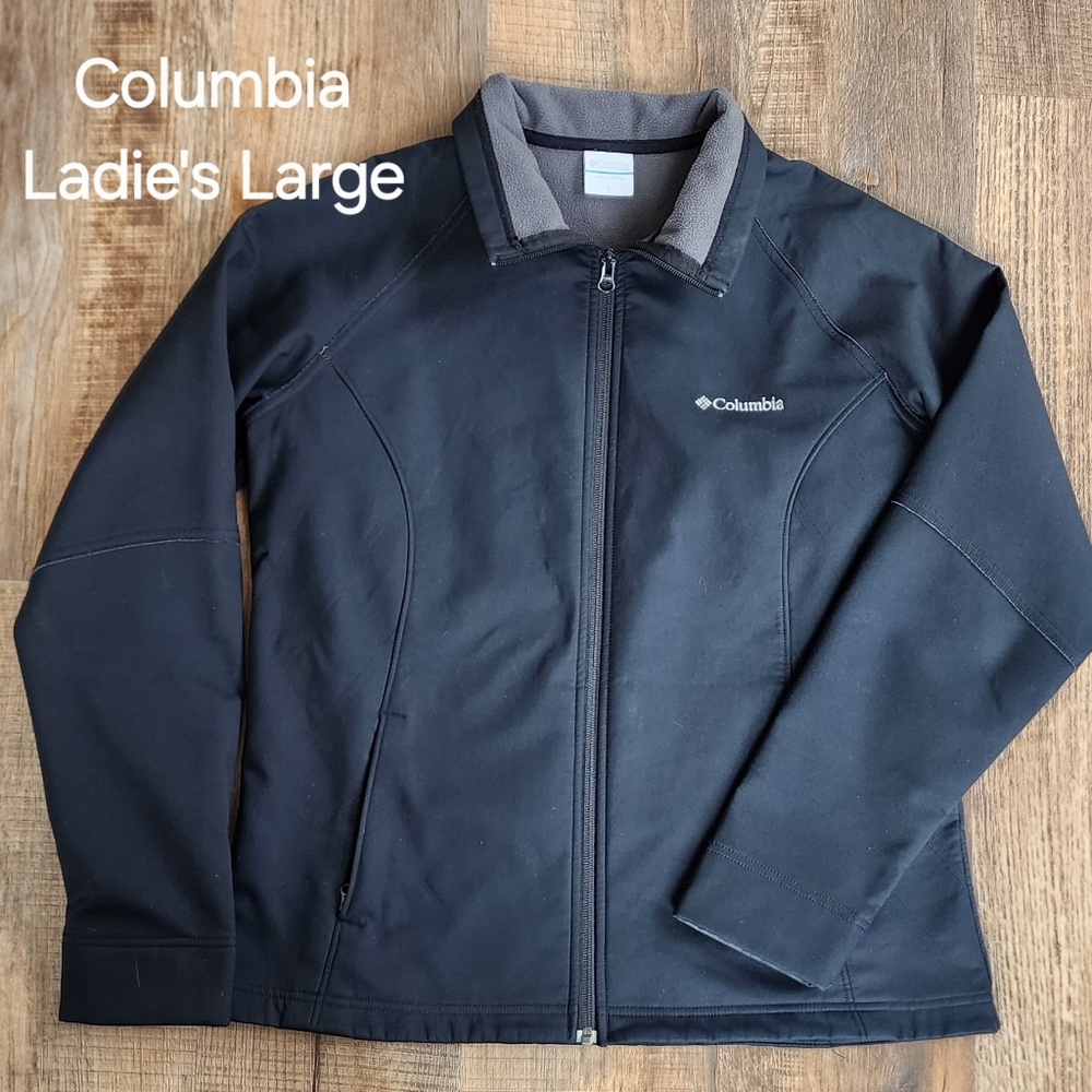 Columbia Ladie's Black Zippered Jacket Large